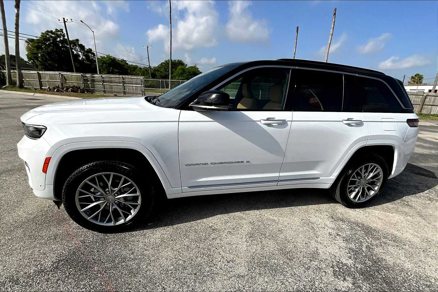 Thumbnail: 2025 Jeep Grand Cherokee - 3