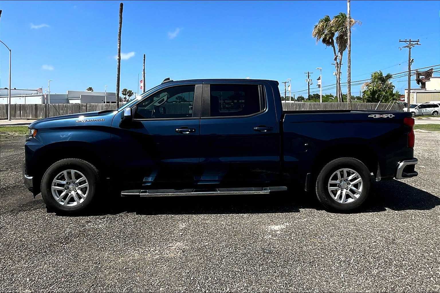 2021 Chevrolet Silverado 1500 LT photo 3