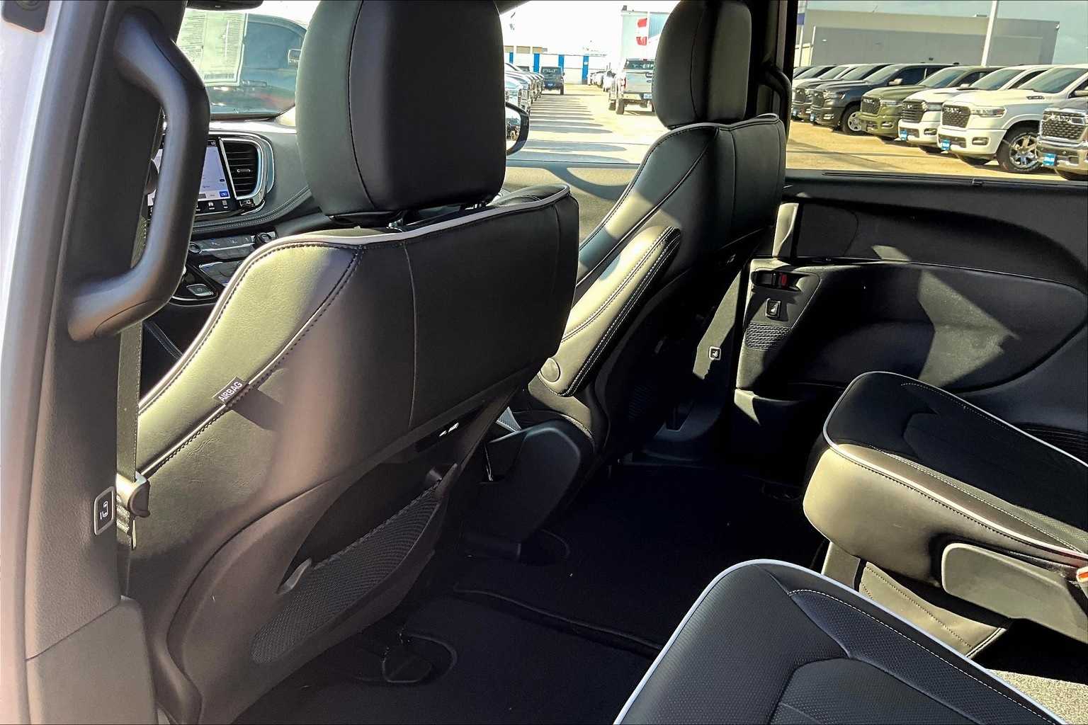 Thumbnail: 2026 Chrysler Pacifica - 11