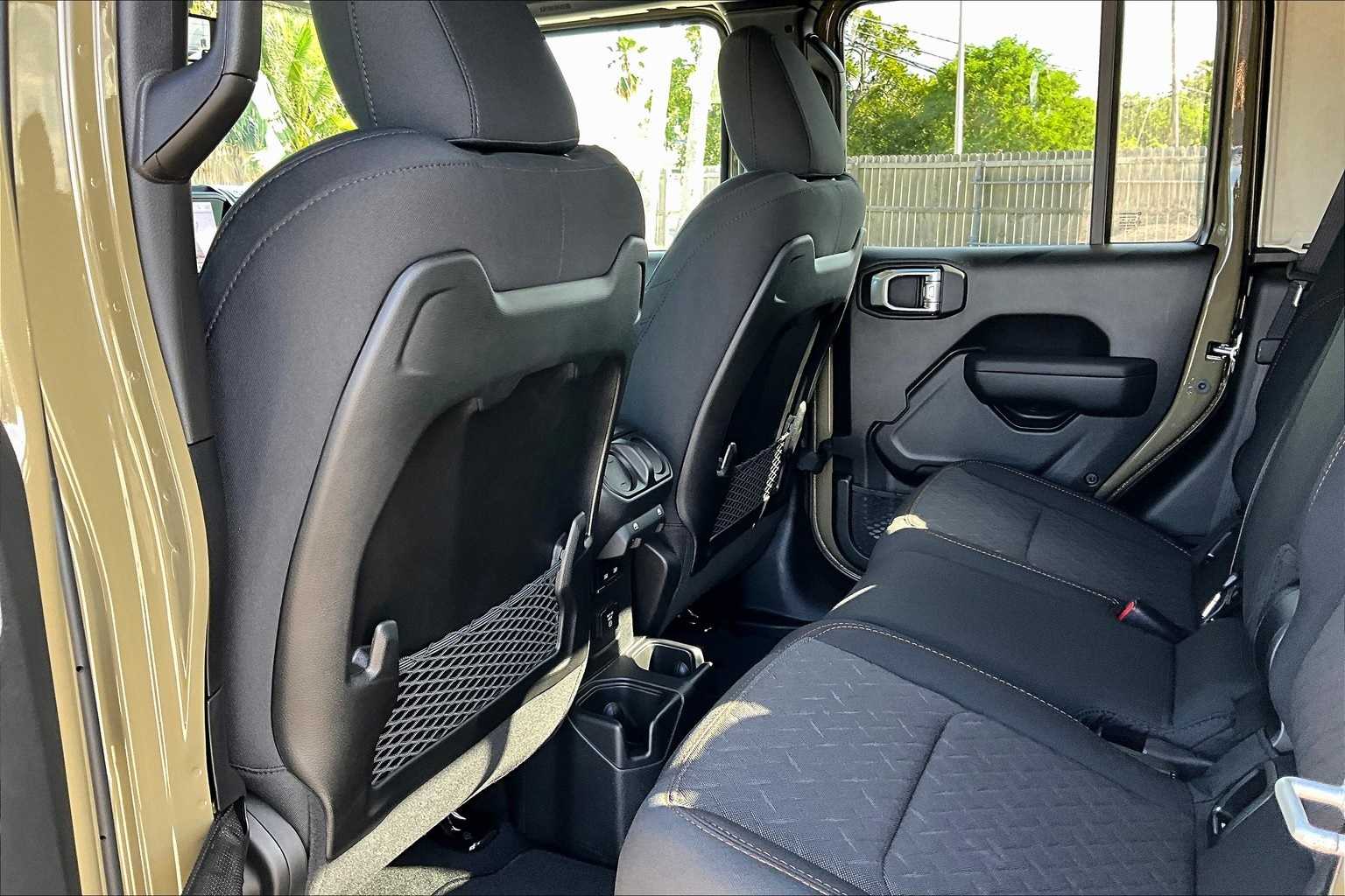 Thumbnail: 2025 Jeep Gladiator - 11