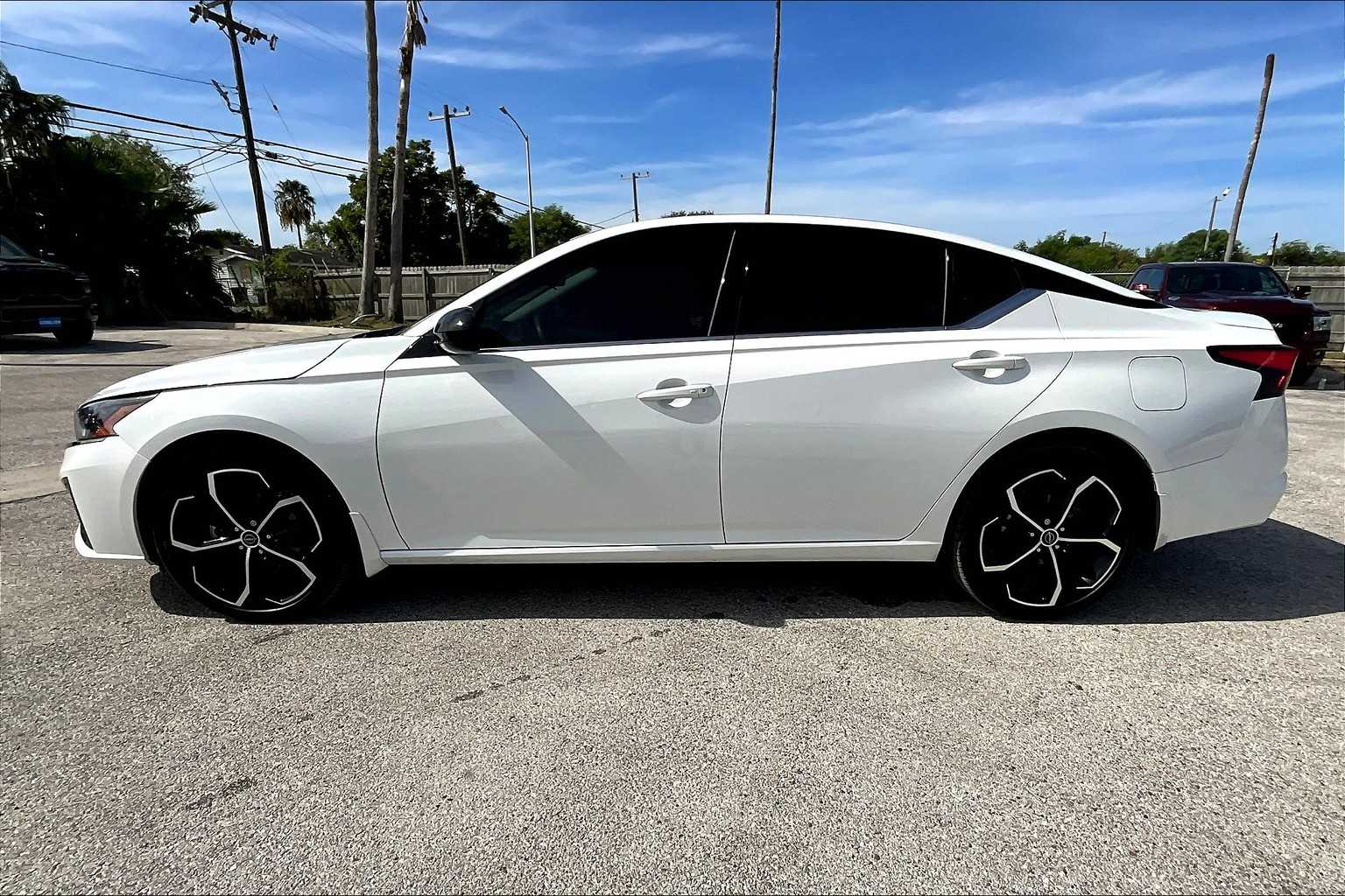 2025 Nissan Altima SR photo 3