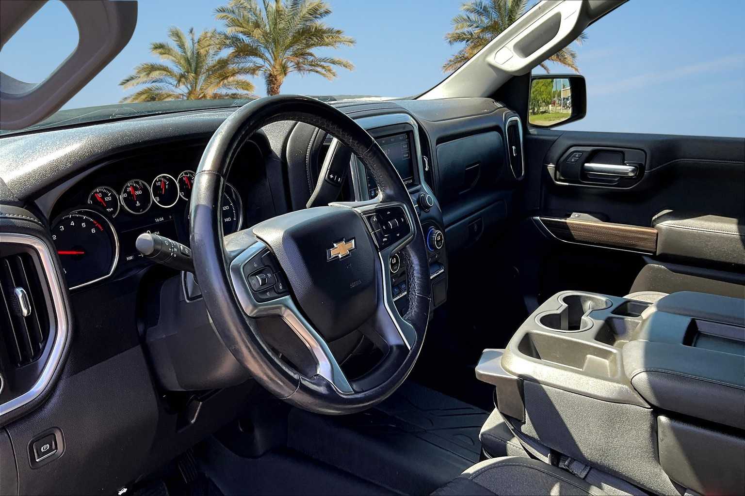 2021 Chevrolet Silverado 1500 LT photo 2