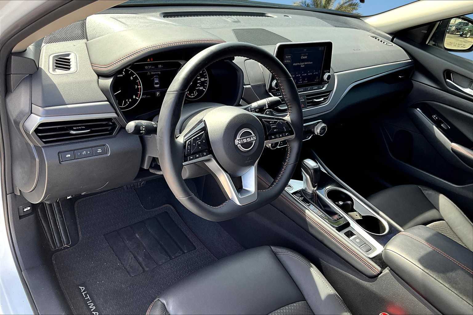 2025 Nissan Altima SR photo 2