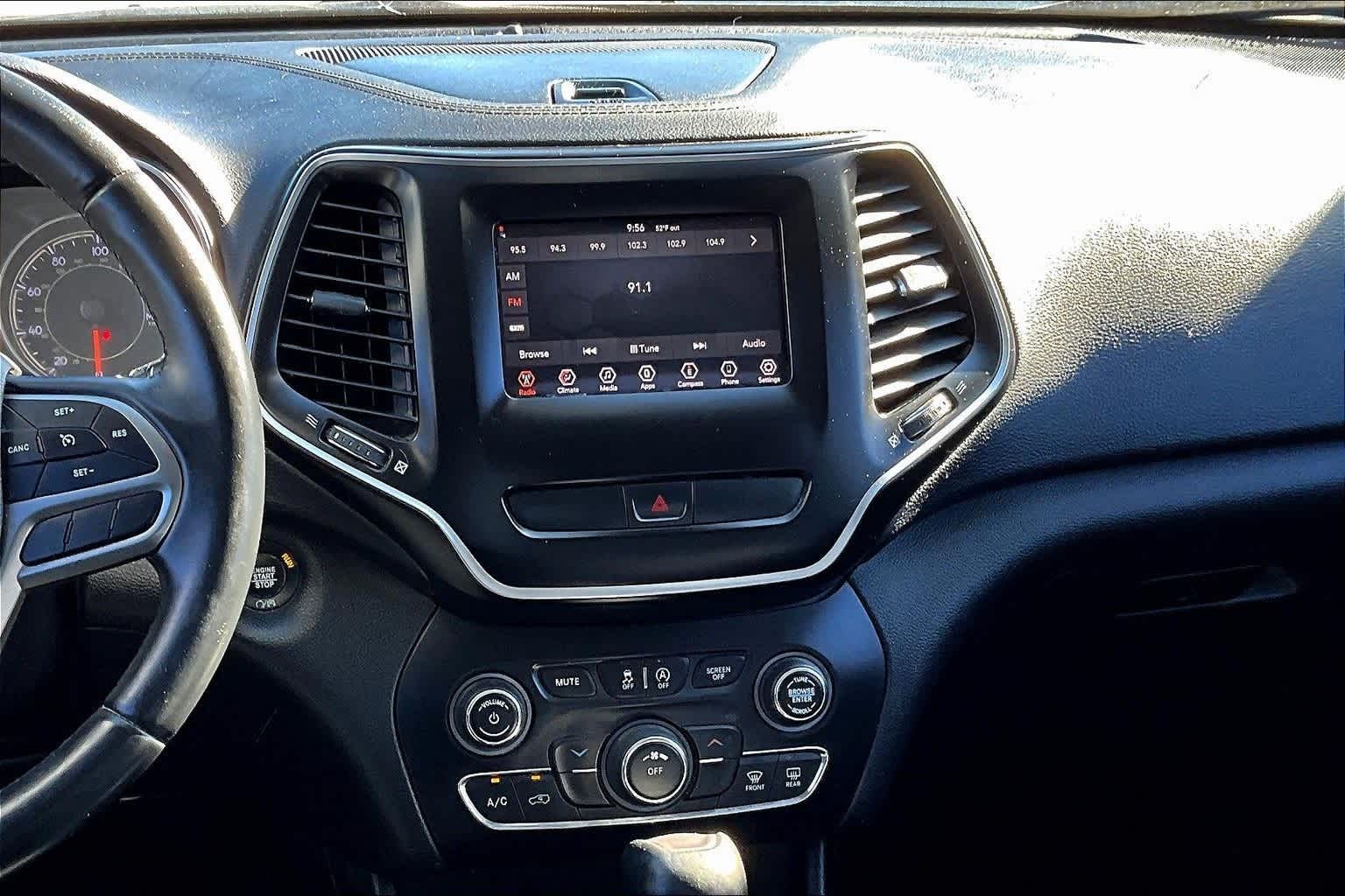 Thumbnail: 2019 Jeep Cherokee - 15