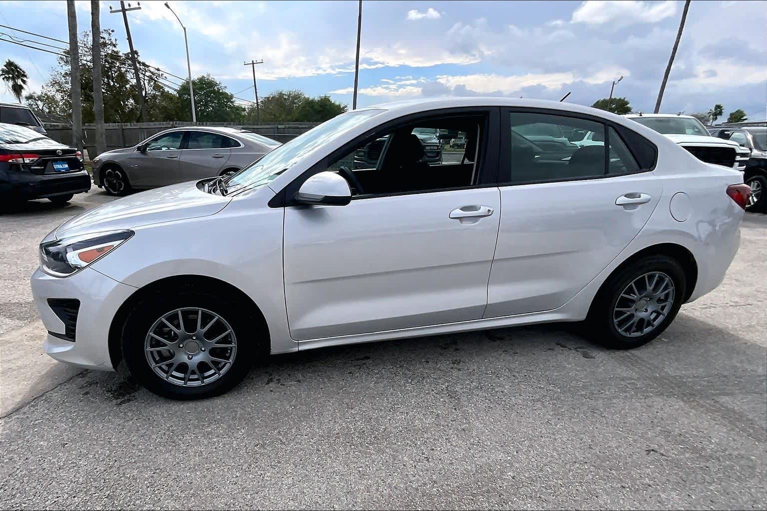 Thumbnail: 2023 Kia Rio - 3