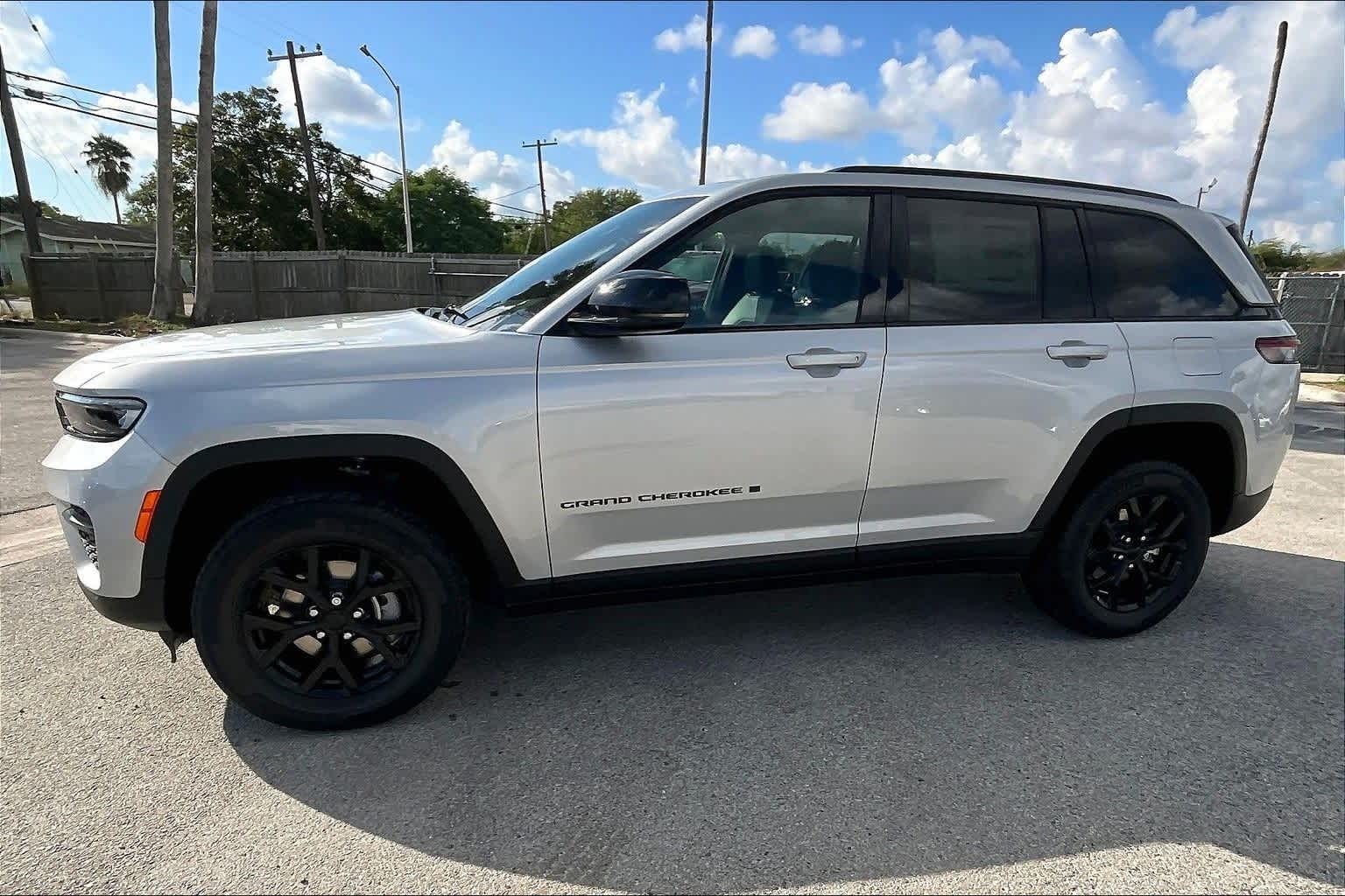 Thumbnail: 2025 Jeep Grand Cherokee - 3