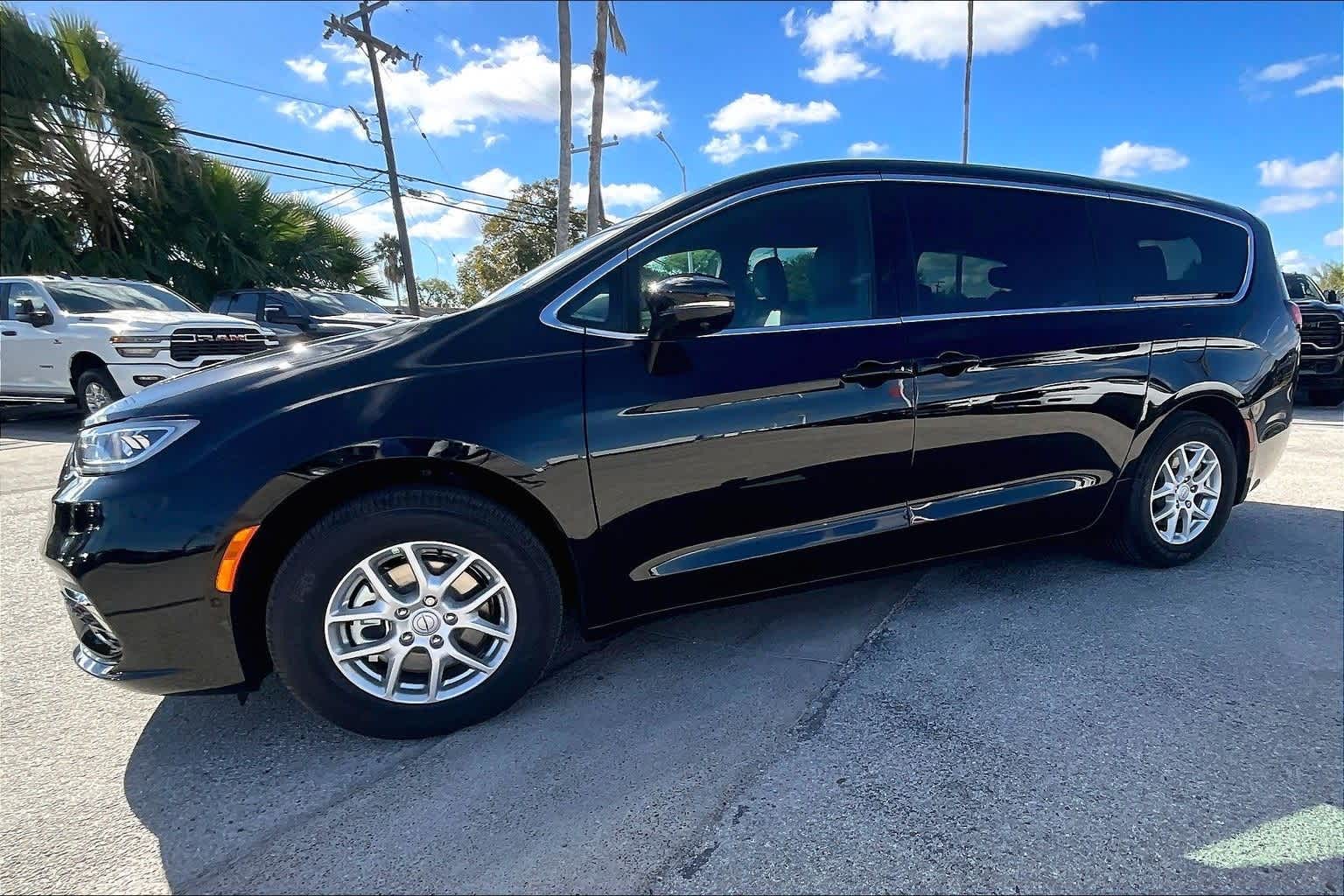 Thumbnail: 2026 Chrysler Pacifica - 3