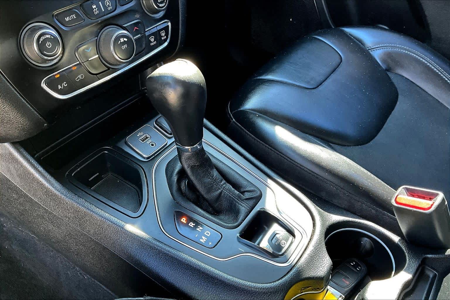 Thumbnail: 2019 Jeep Cherokee - 16