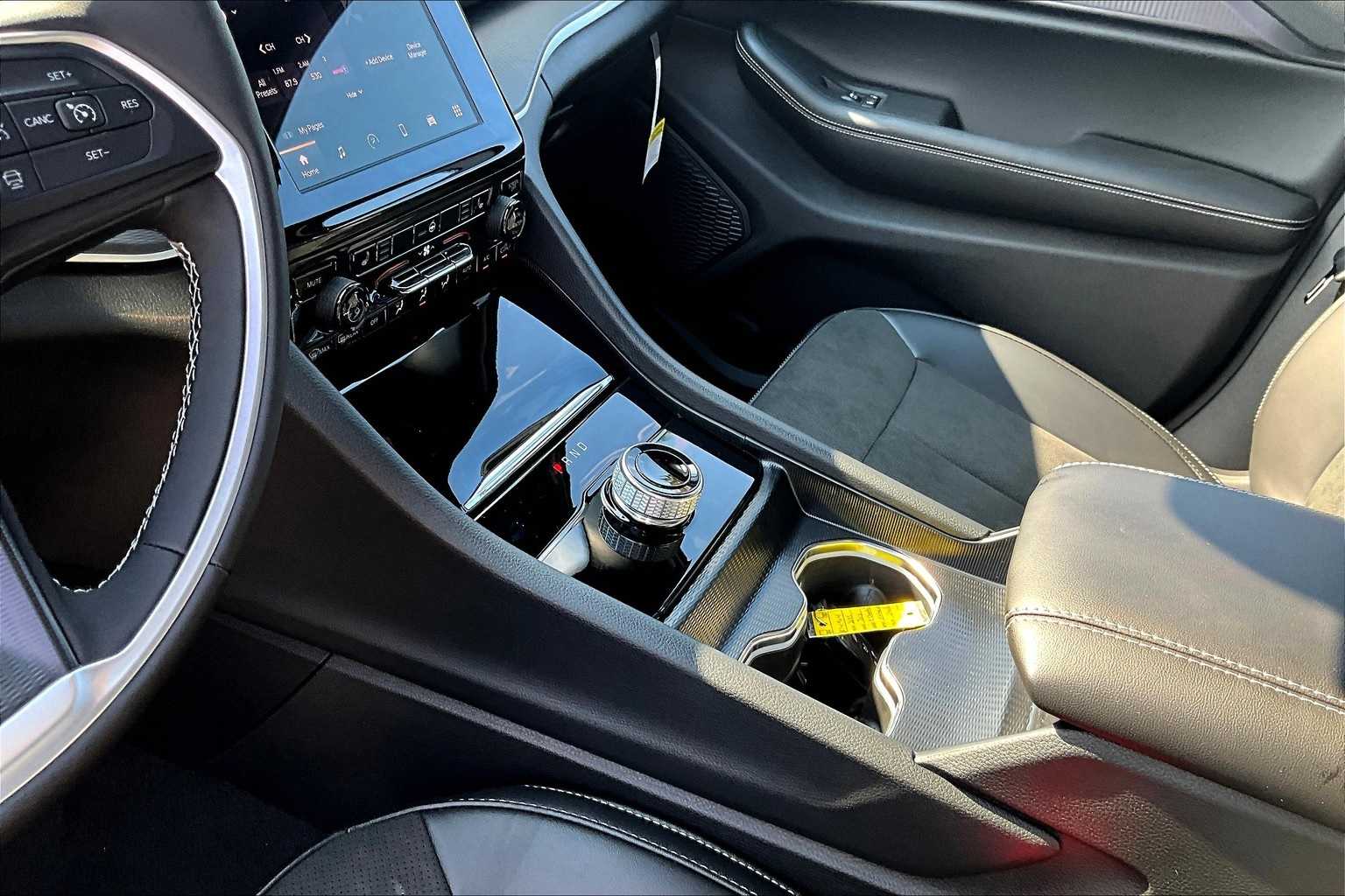 Thumbnail: 2025 Jeep Grand Cherokee - 16