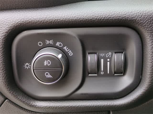 Thumbnail: 2025 RAM 1500 - 18