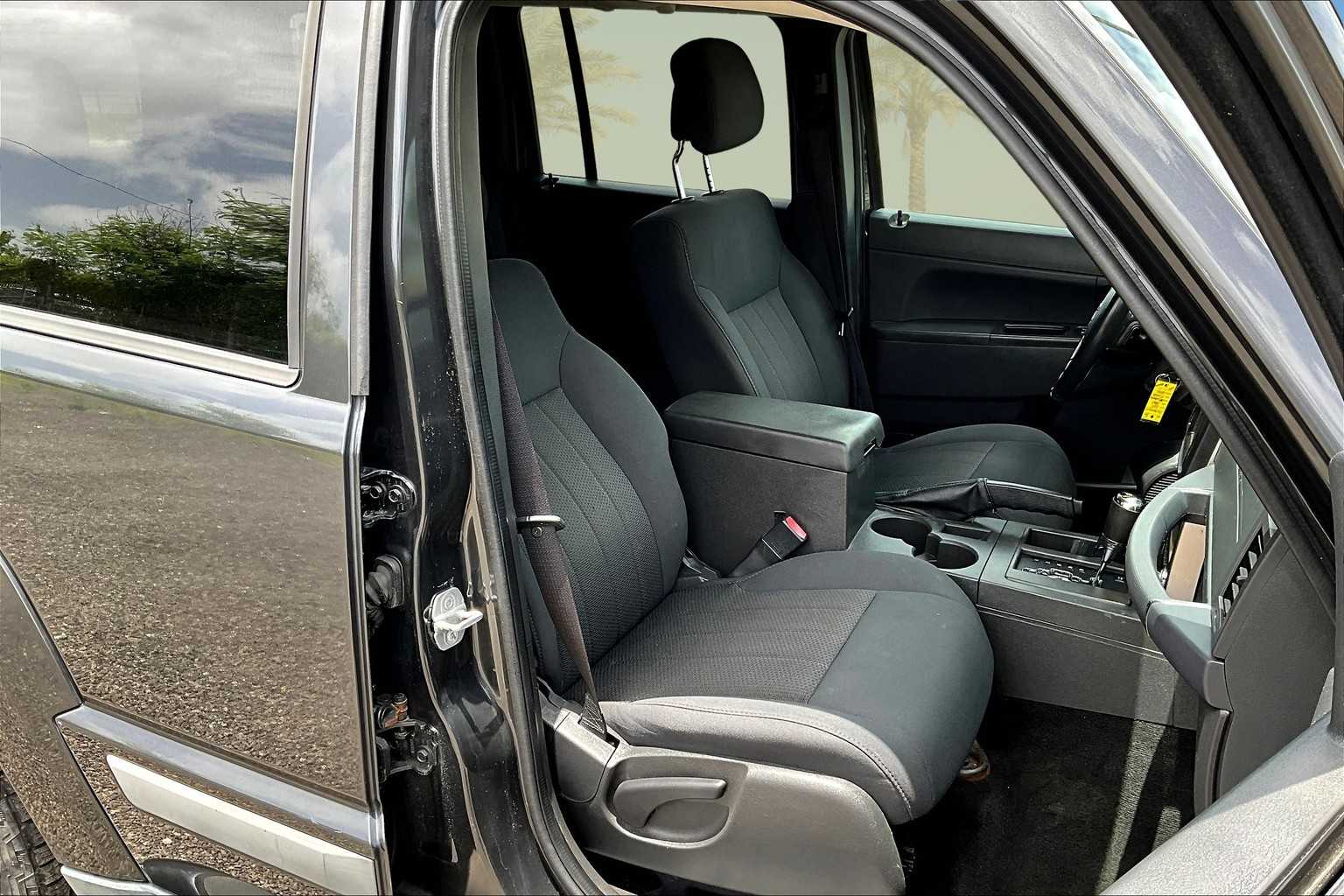 2011 Jeep Liberty Sport 13