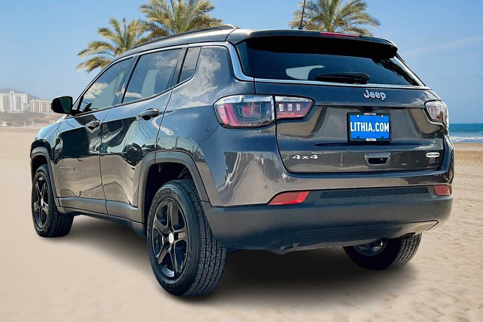 2023 Jeep Compass Latitude photo 3