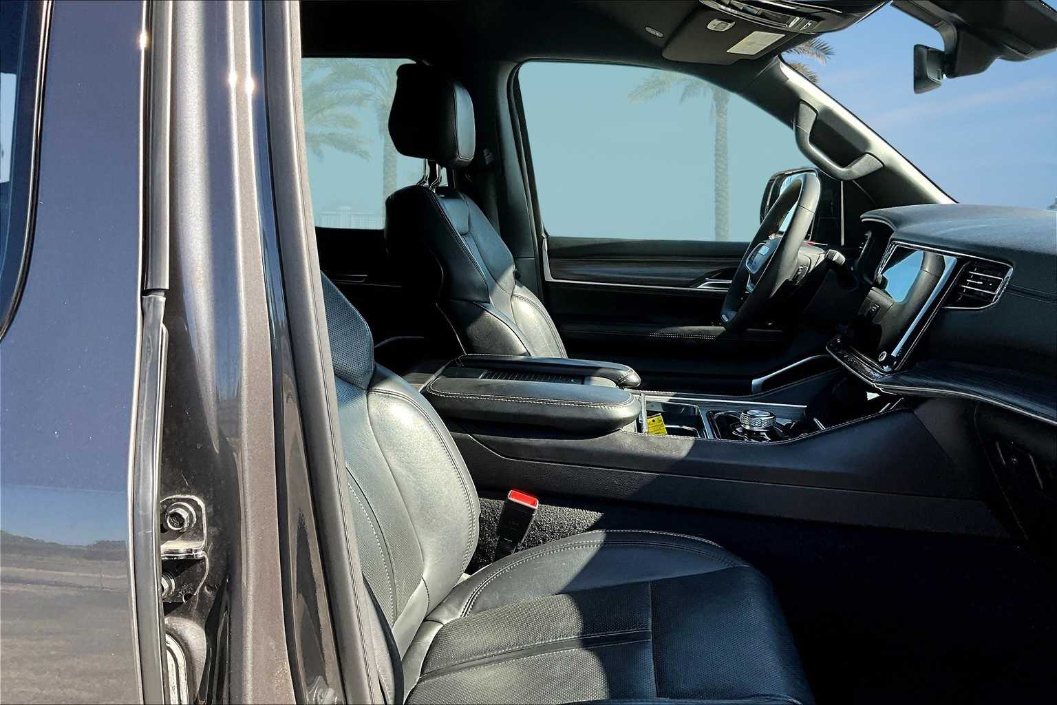 Thumbnail: 2023 Jeep Wagoneer - 14