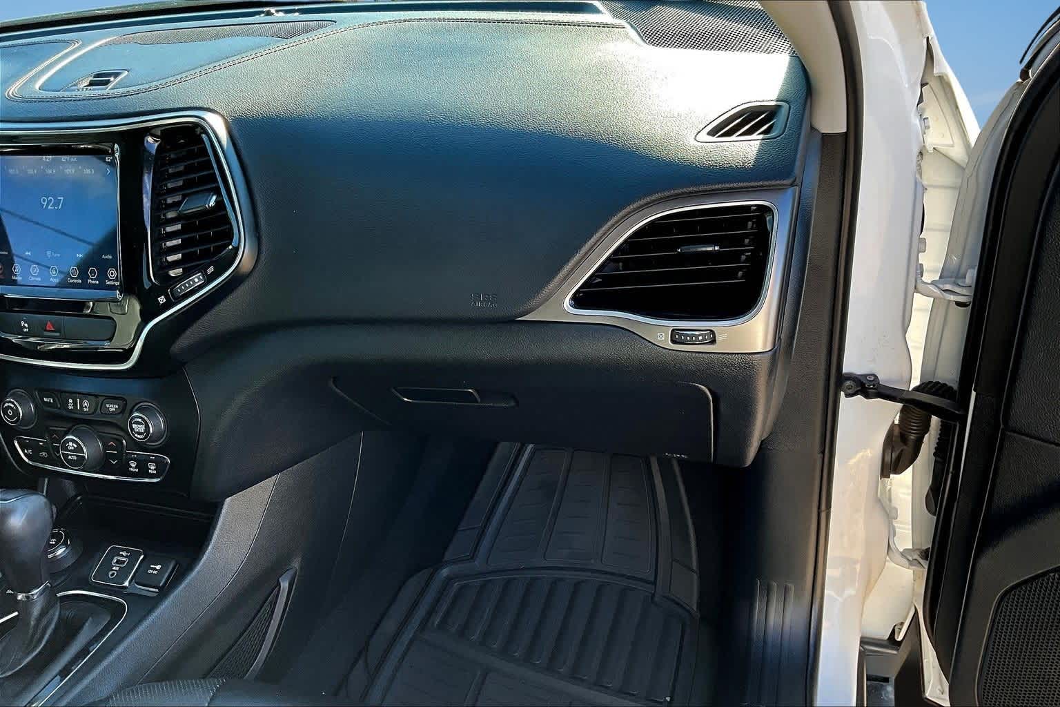 Thumbnail: 2020 Jeep Cherokee - 23