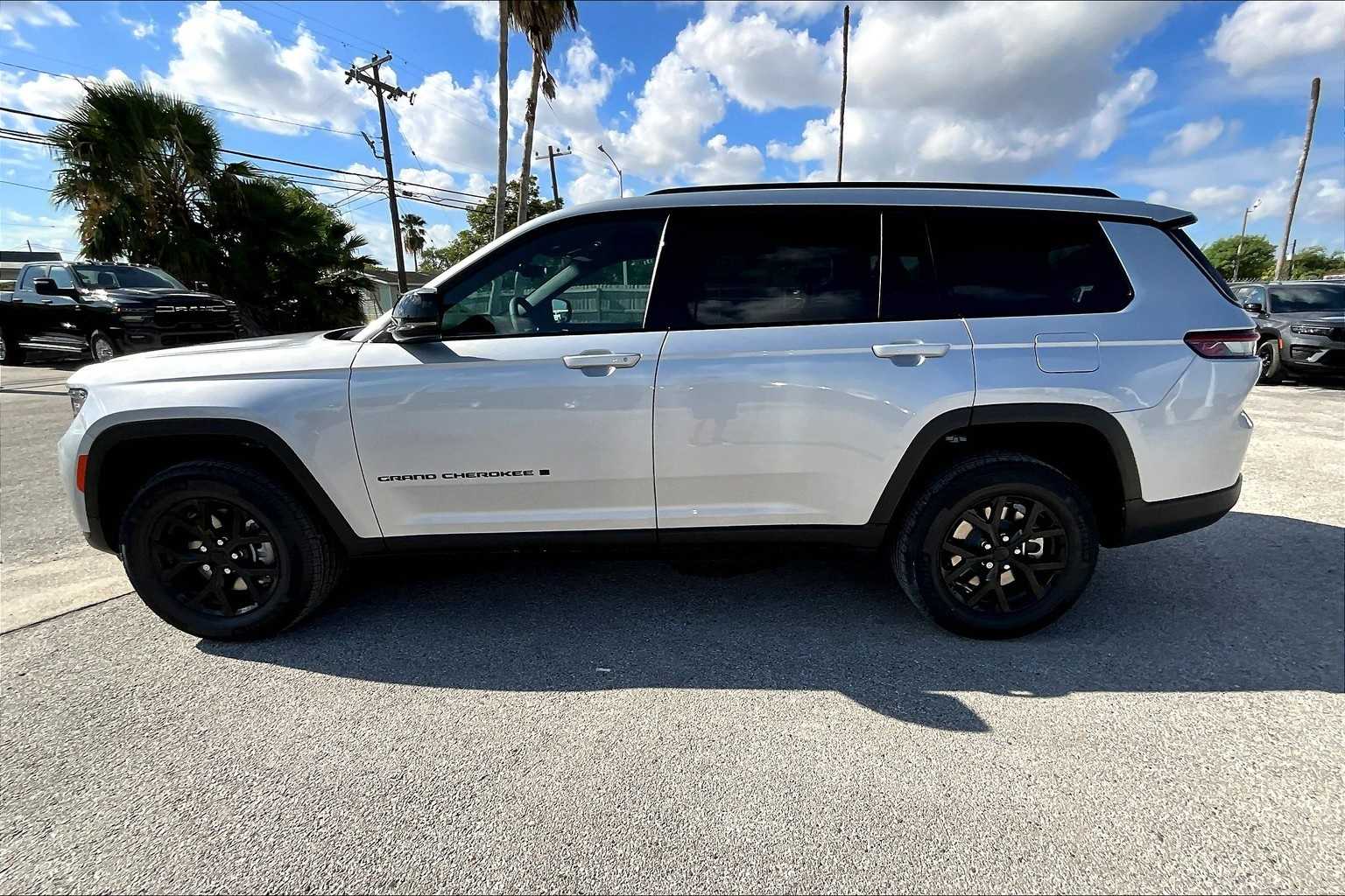 Thumbnail: 2025 Jeep Grand Cherokee - 3