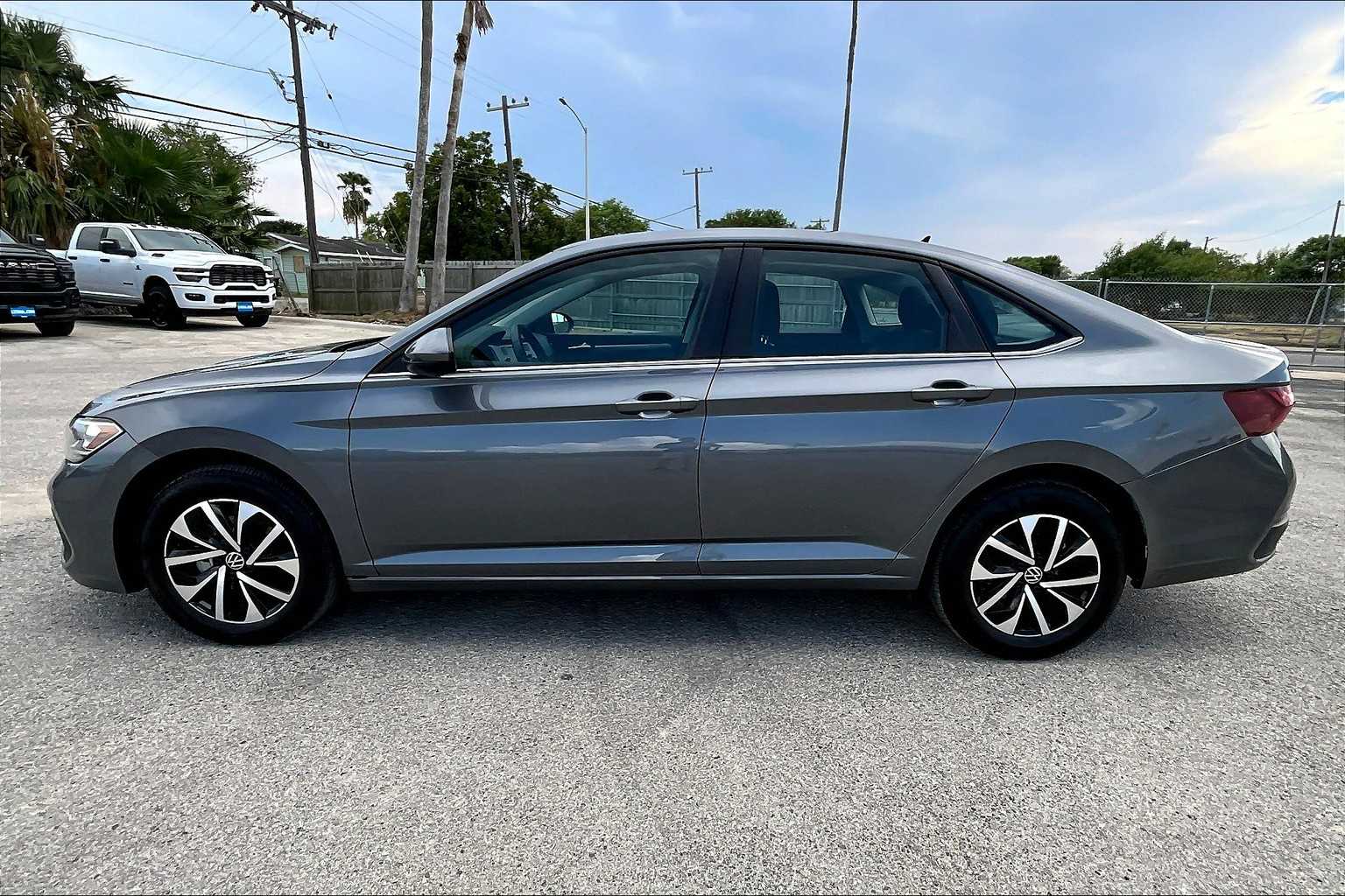 Thumbnail: 2024 Volkswagen Jetta - 3