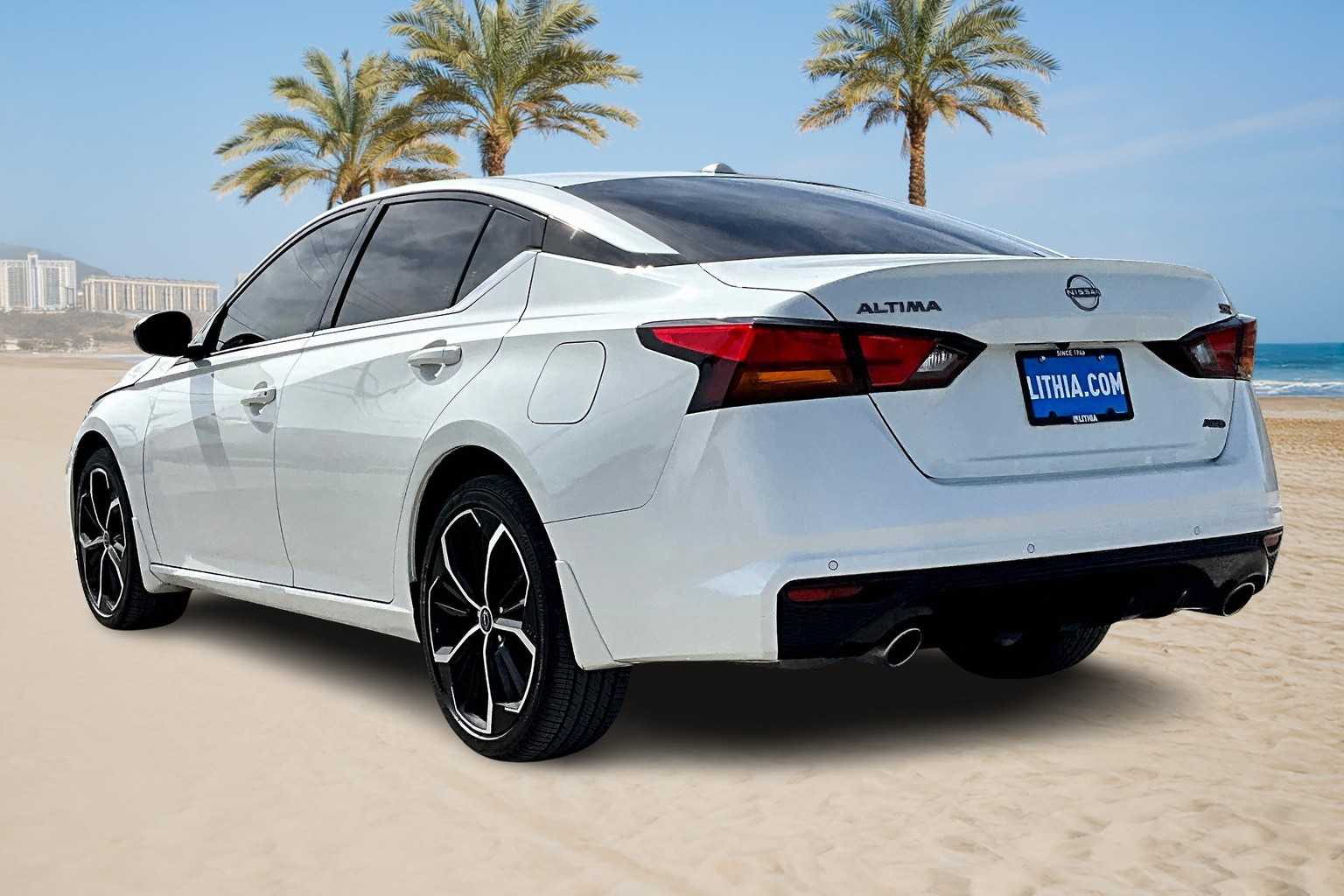 2025 Nissan Altima SR photo 4