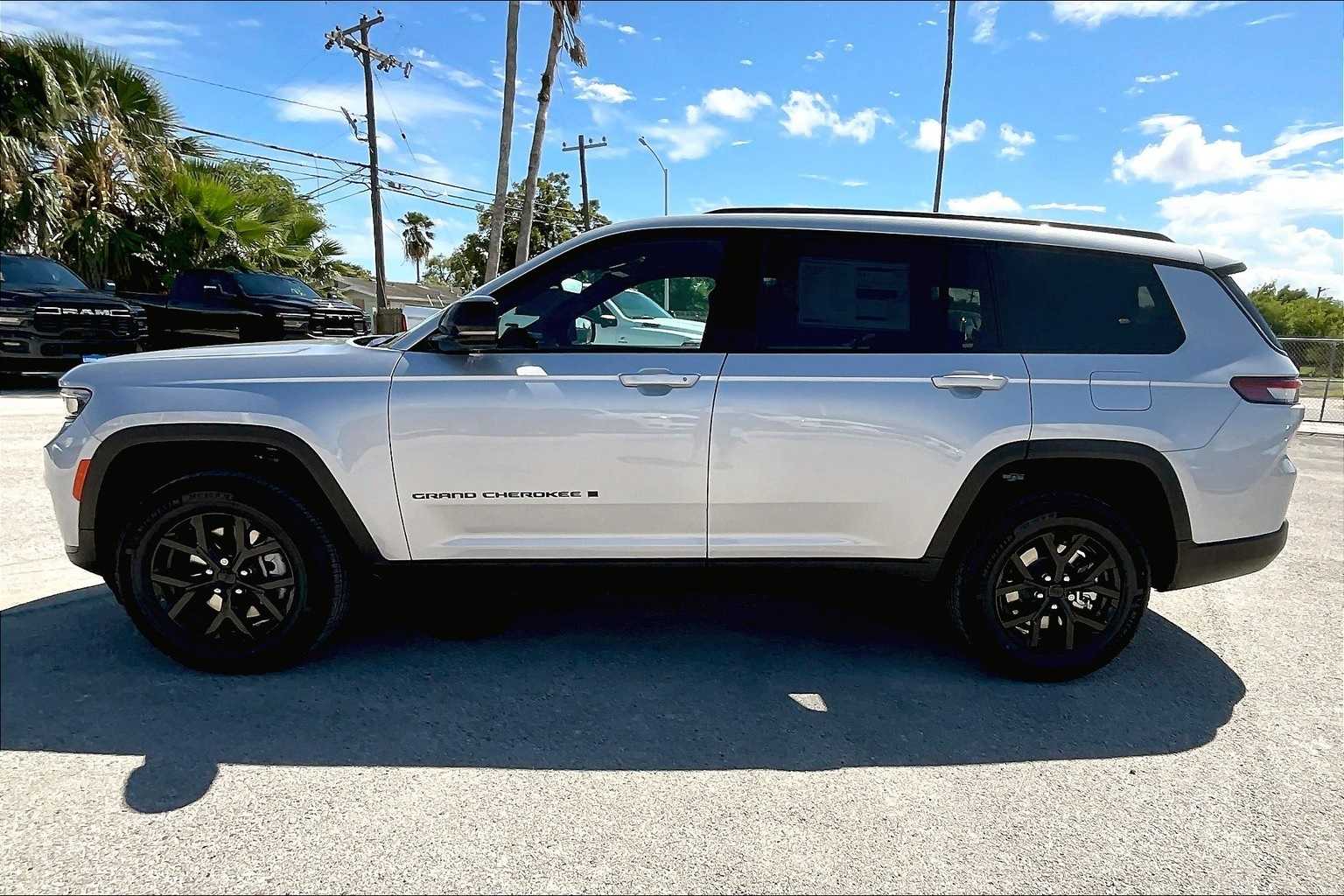 Thumbnail: 2025 Jeep Grand Cherokee - 3