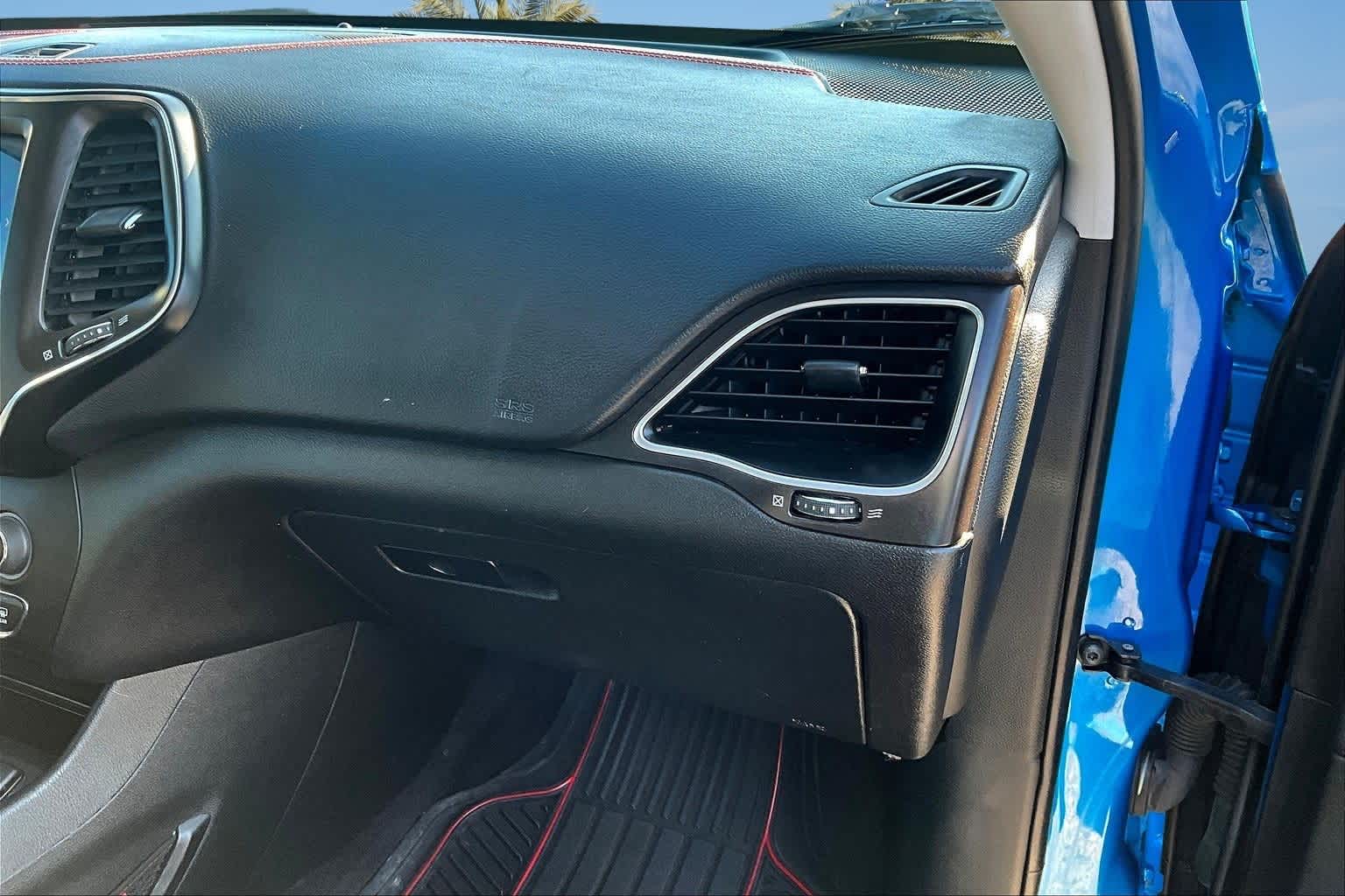 Thumbnail: 2019 Jeep Cherokee - 22