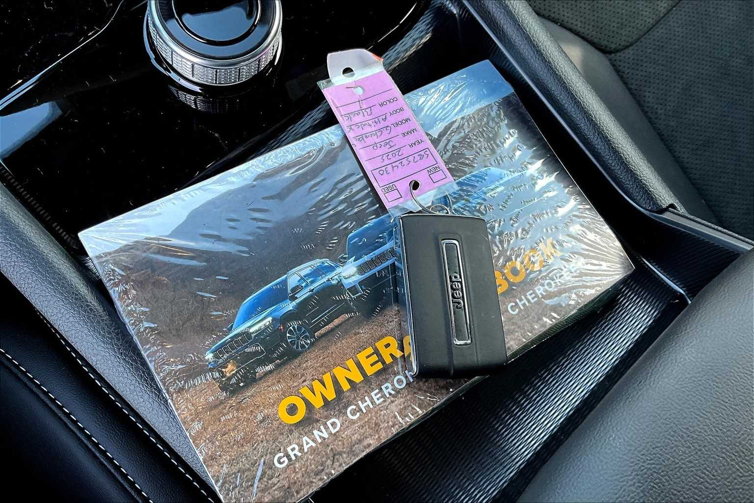 Thumbnail: 2025 Jeep Grand Cherokee - 18