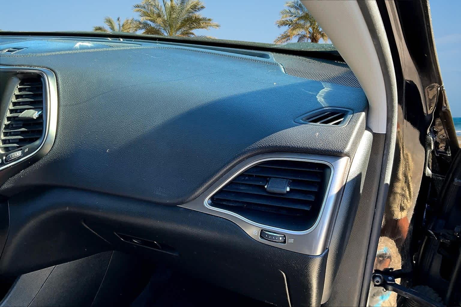 Thumbnail: 2019 Jeep Cherokee - 21