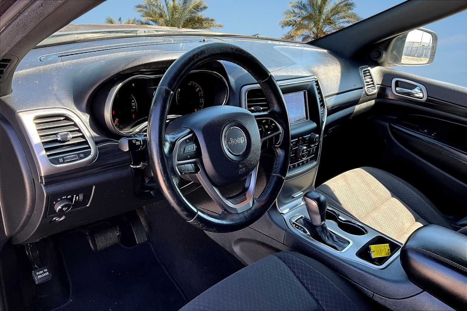 2019 Jeep Grand Cherokee Laredo photo 2
