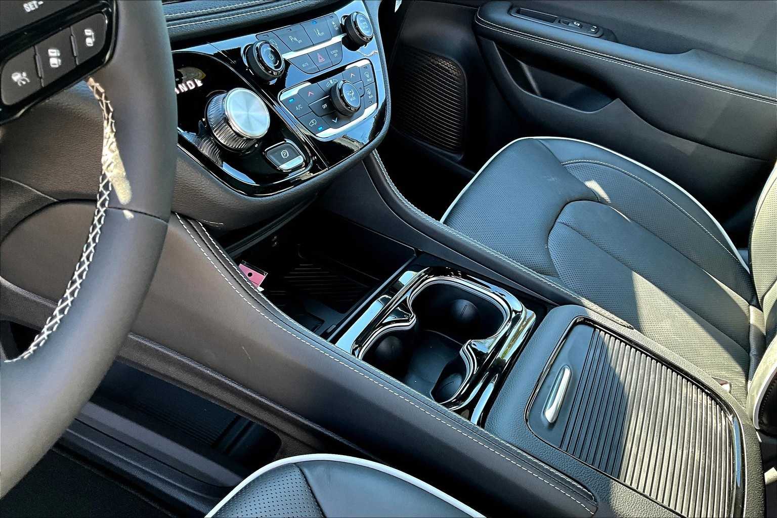 Thumbnail: 2026 Chrysler Pacifica - 16