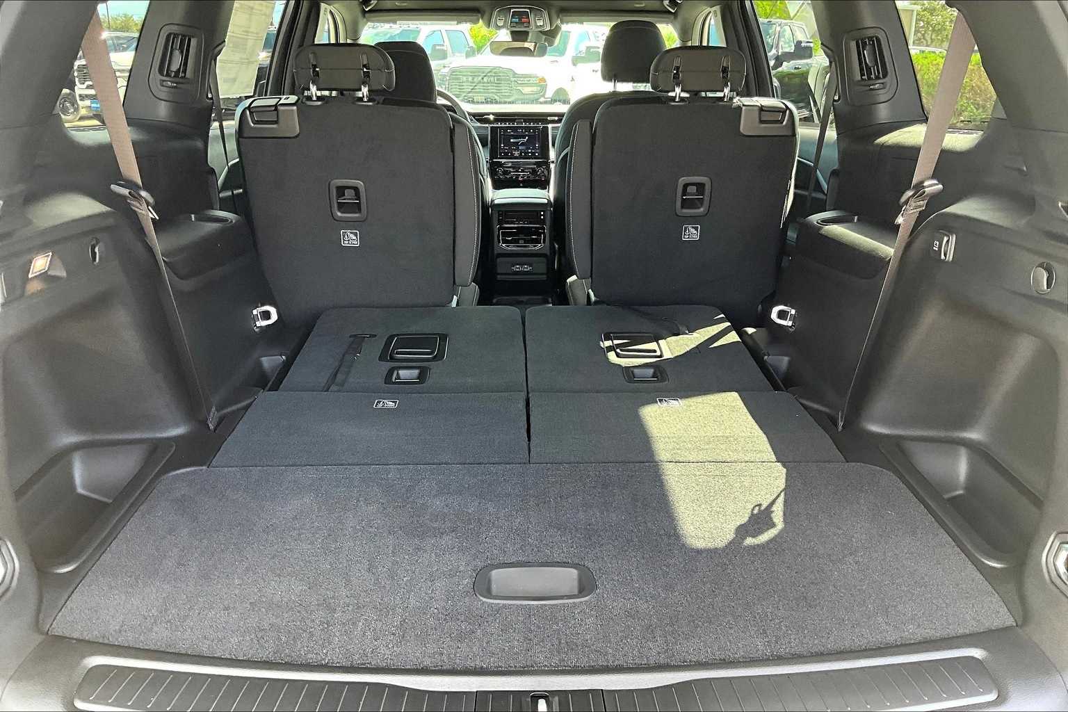 Thumbnail: 2025 Jeep Grand Cherokee - 16