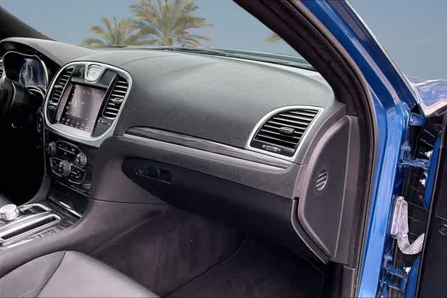 Thumbnail: 2022 Chrysler 300 - 21