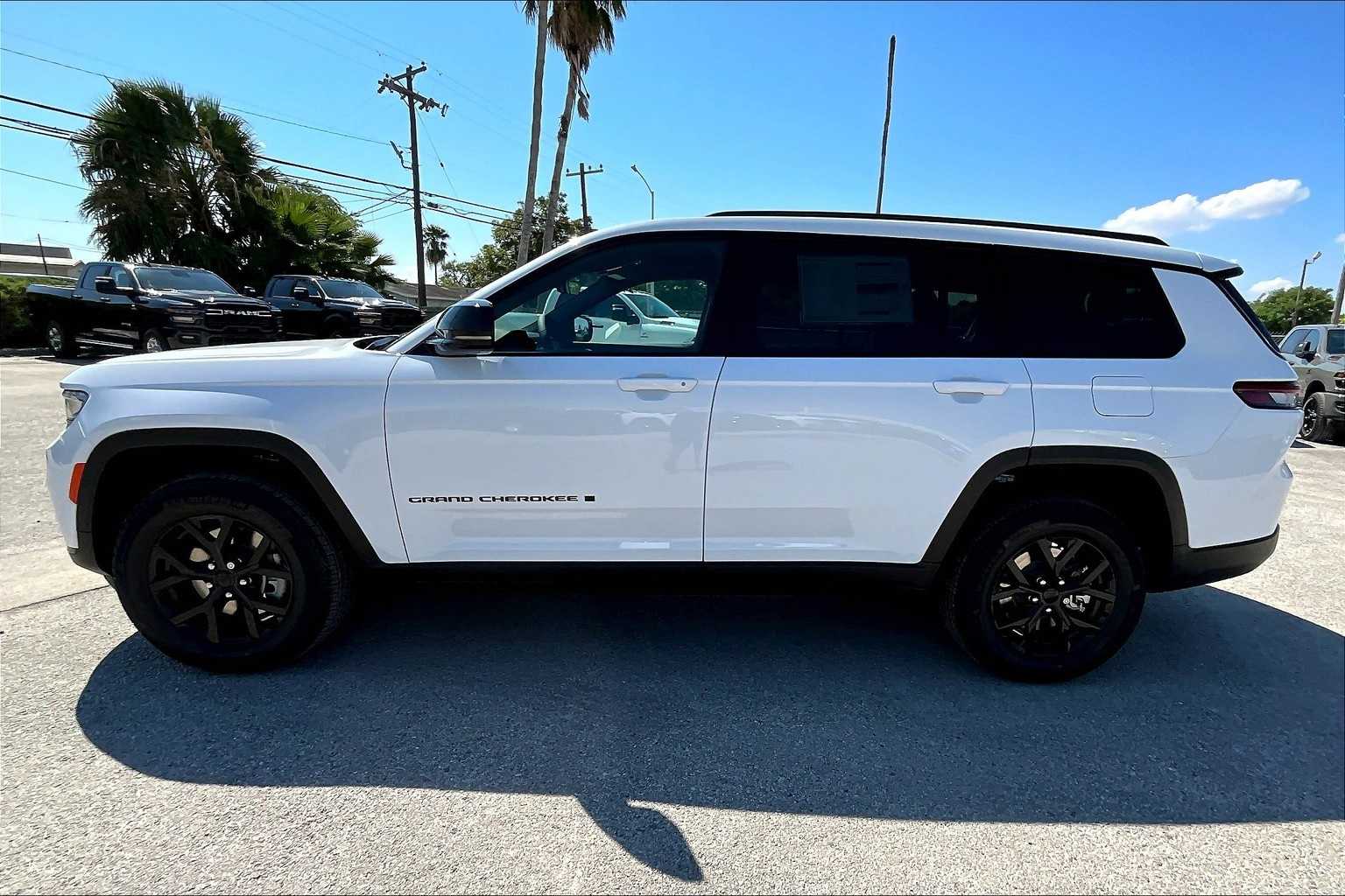 Thumbnail: 2025 Jeep Grand Cherokee - 3