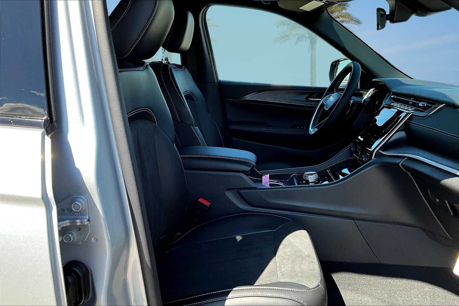 Thumbnail: 2025 Jeep Grand Cherokee - 13