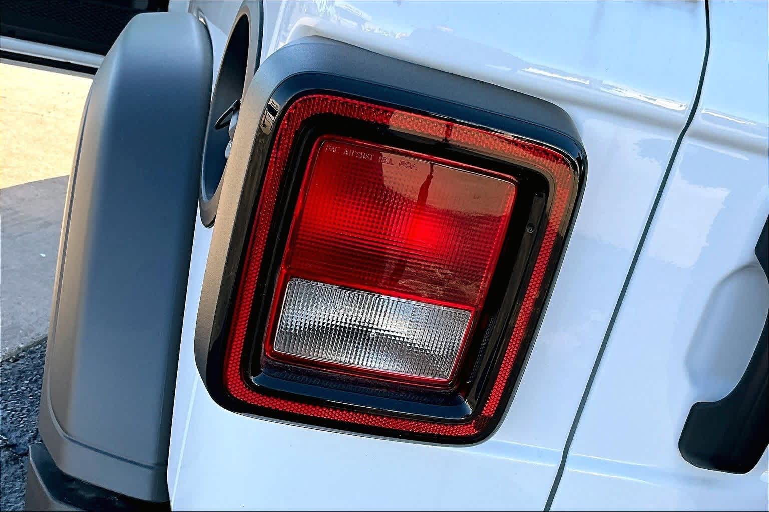 Thumbnail: 2018 Jeep Wrangler - 32