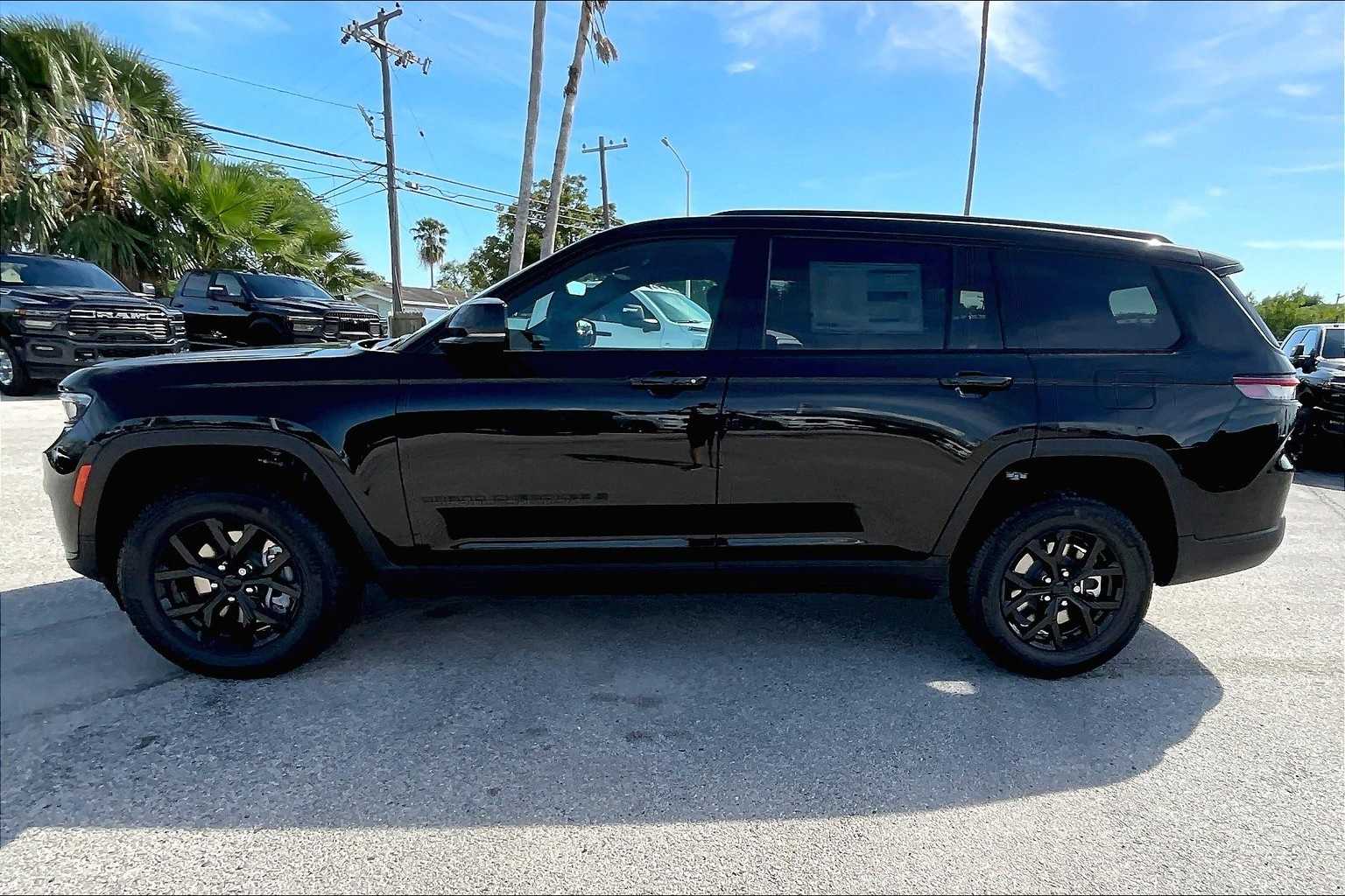 Thumbnail: 2025 Jeep Grand Cherokee - 3