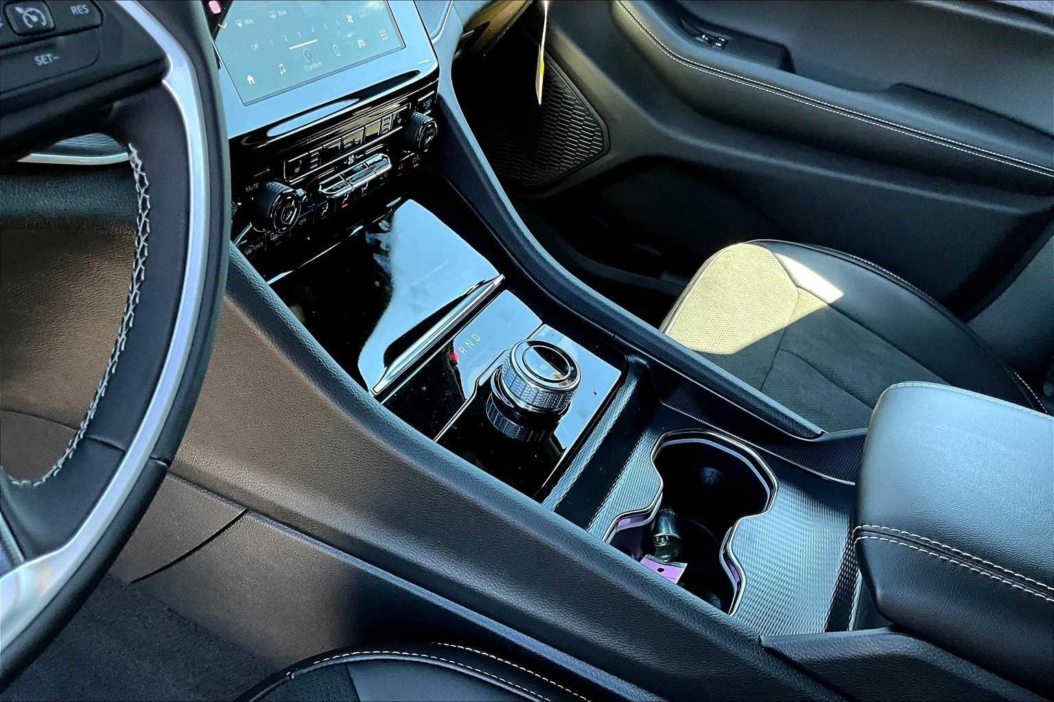 Thumbnail: 2025 Jeep Grand Cherokee - 16