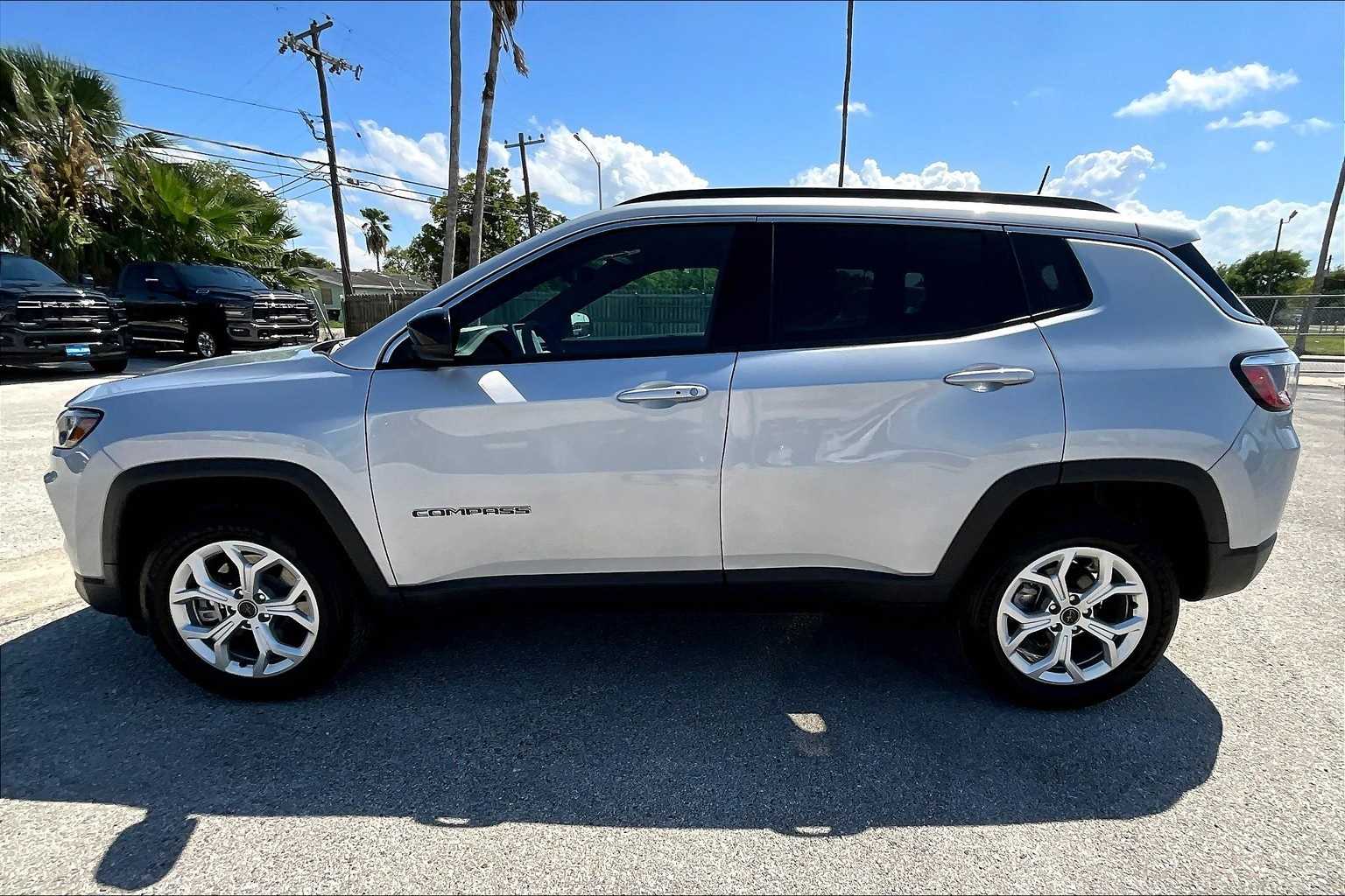 2025 Jeep Compass Latitude photo 2
