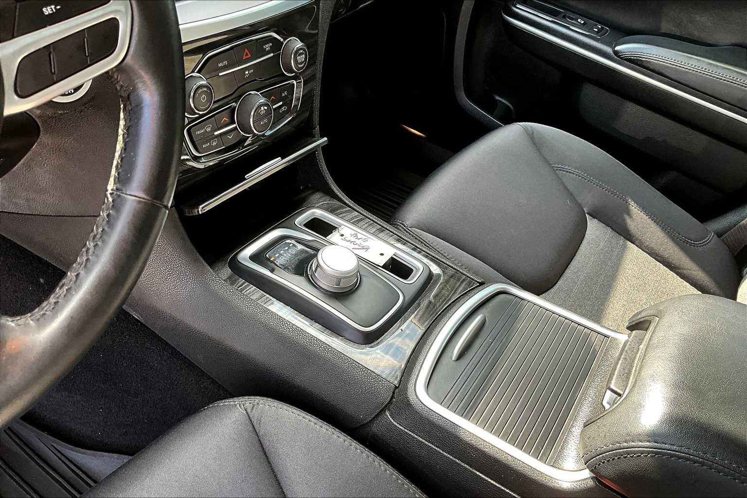 Thumbnail: 2022 Chrysler 300 - 17