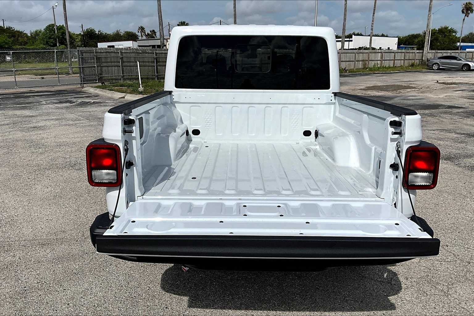 Thumbnail: 2025 Jeep Gladiator - 19