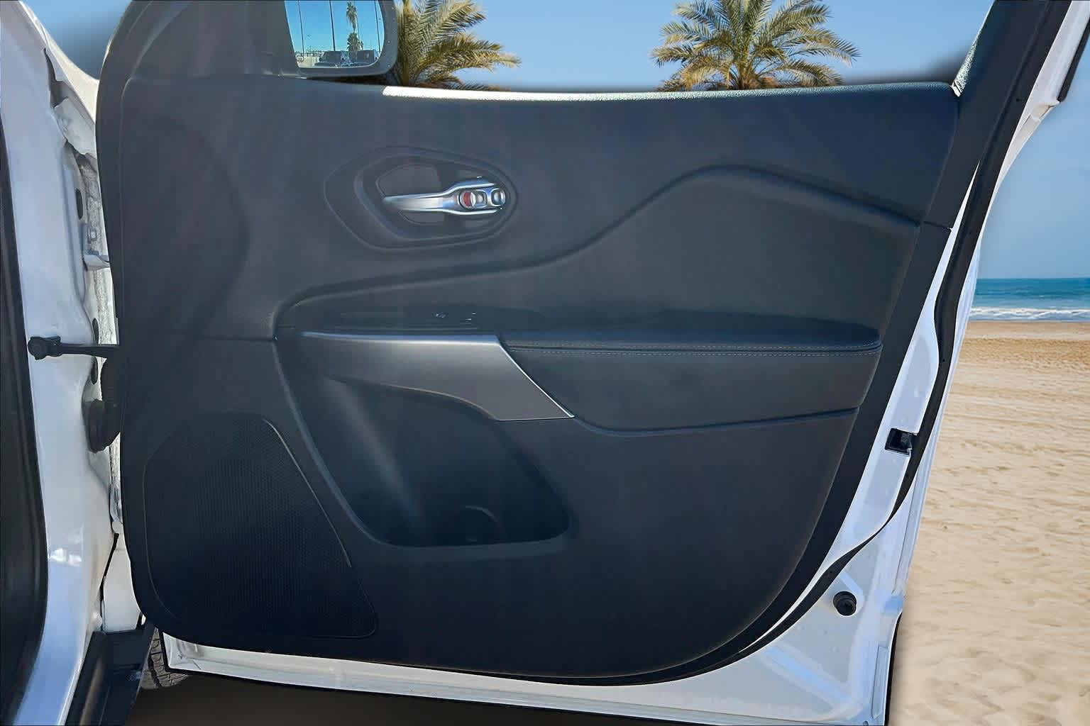 Thumbnail: 2020 Jeep Cherokee - 28