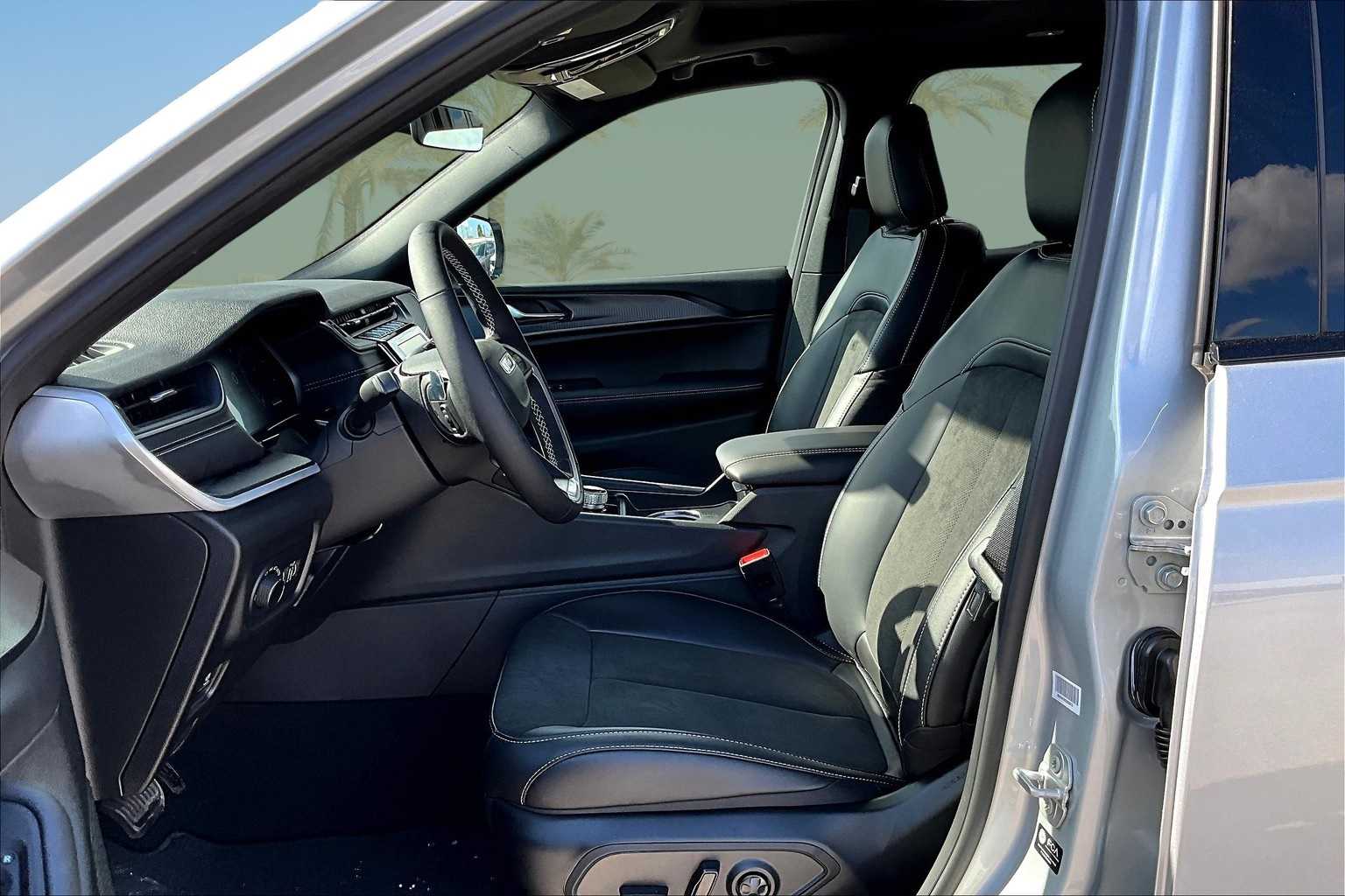 Thumbnail: 2025 Jeep Grand Cherokee - 10