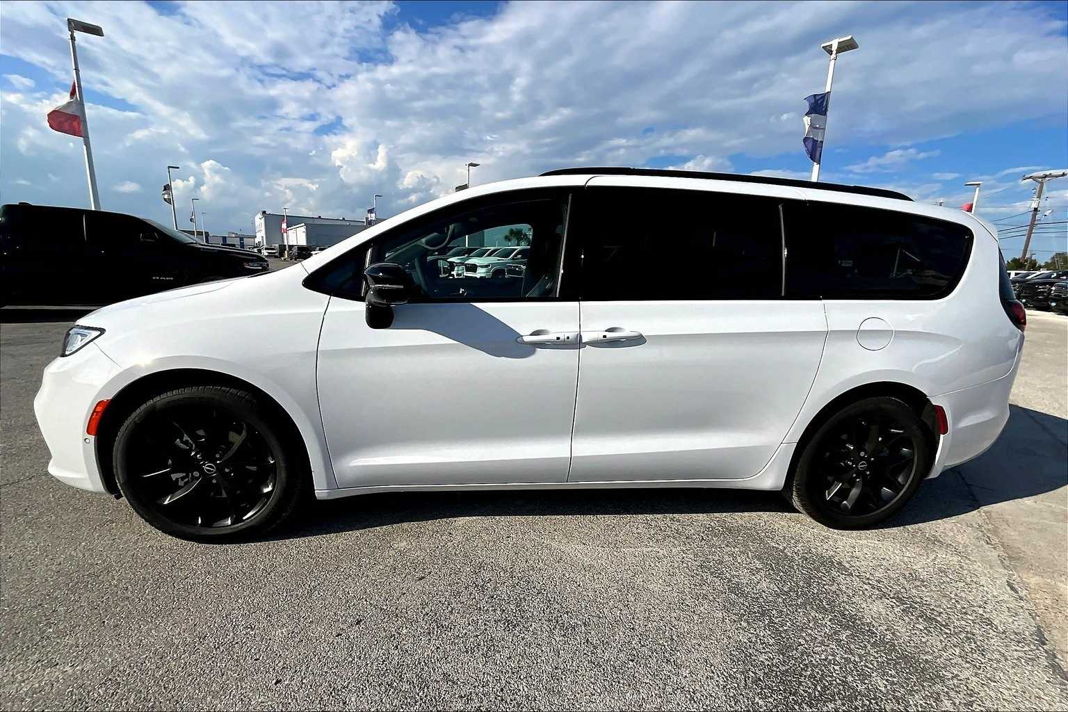 Thumbnail: 2026 Chrysler Pacifica - 3