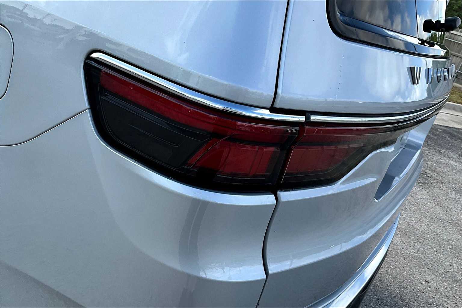 Thumbnail: 2022 Jeep Wagoneer - 31
