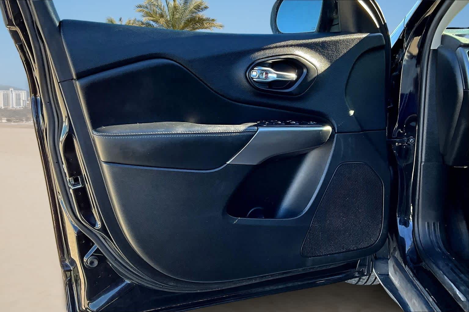 Thumbnail: 2019 Jeep Cherokee - 25