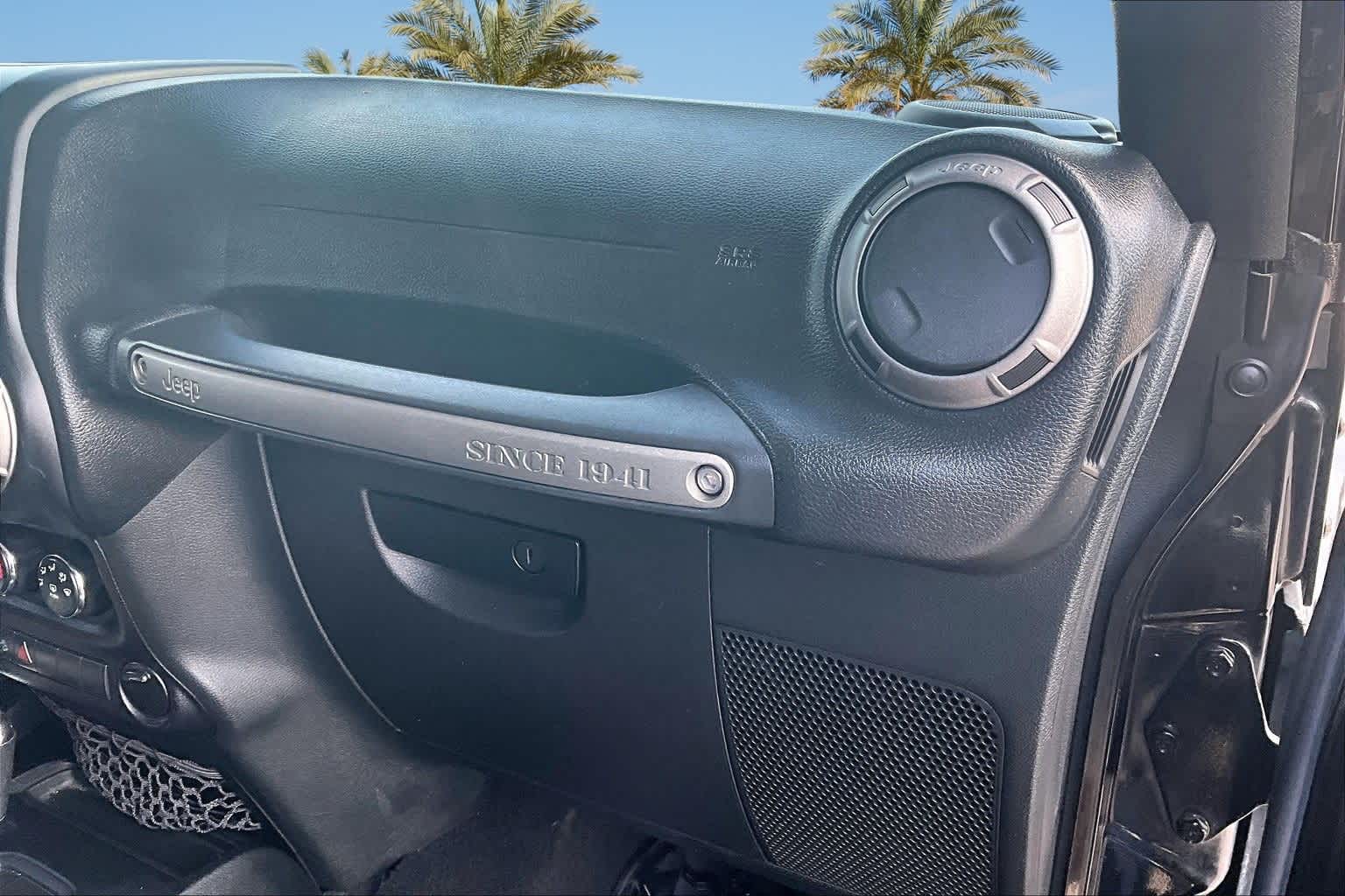 Thumbnail: 2015 Jeep Wrangler - 16