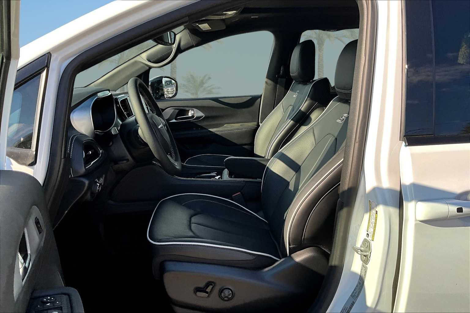 Thumbnail: 2026 Chrysler Pacifica - 10