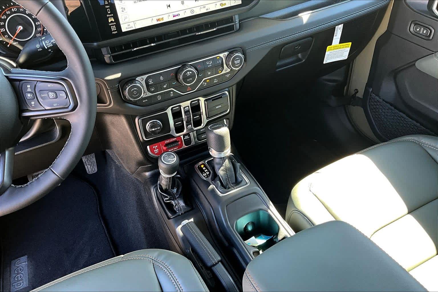 Thumbnail: 2025 Jeep Gladiator - 17