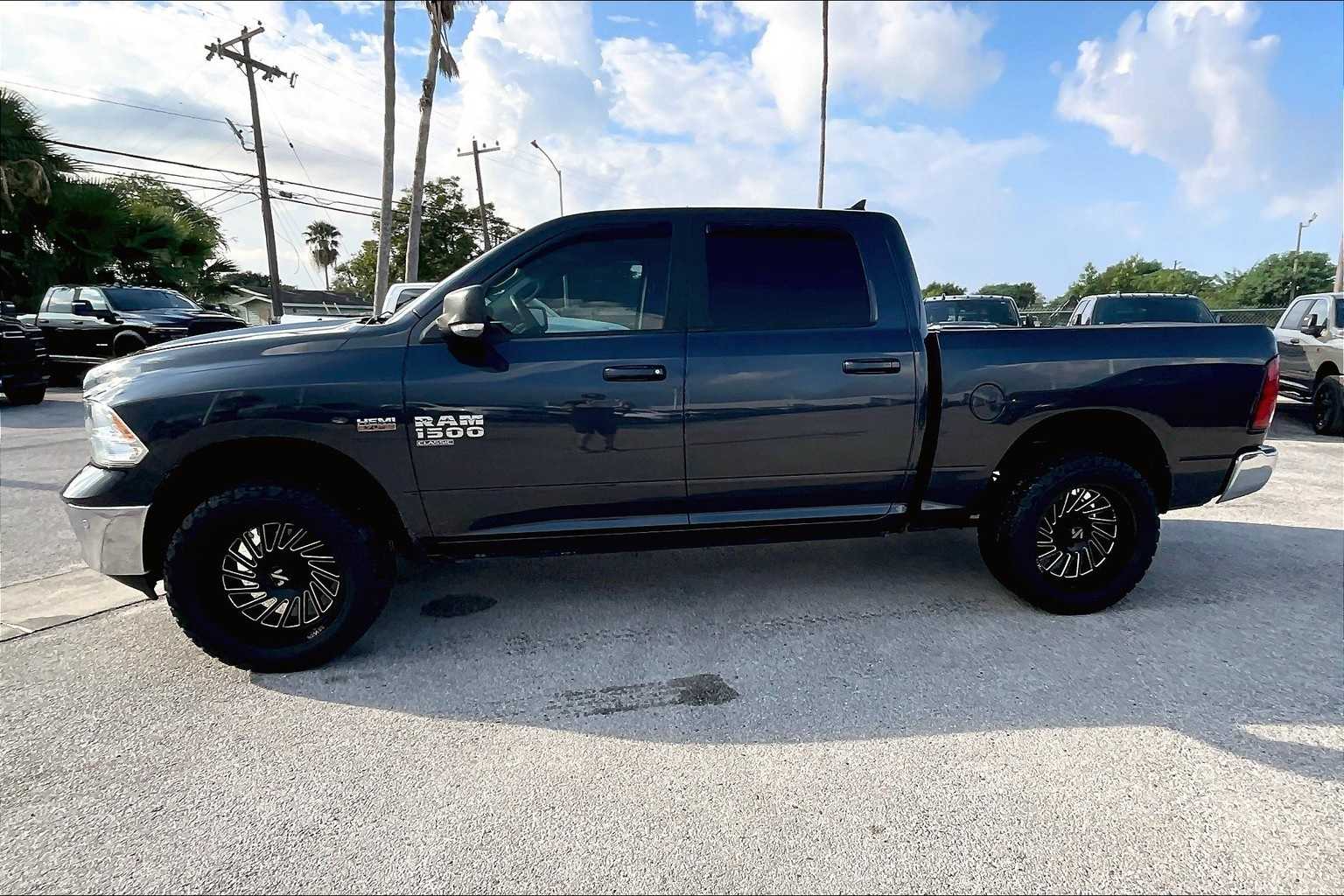 Thumbnail: 2019 RAM 1500 Classic - 3