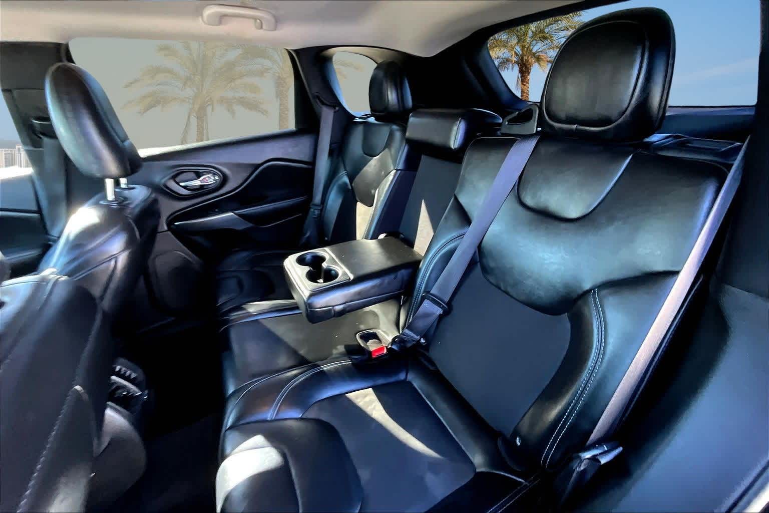 Thumbnail: 2019 Jeep Cherokee - 12