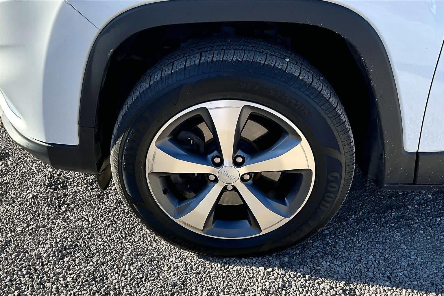 Thumbnail: 2020 Jeep Cherokee - 33