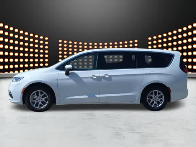 Thumbnail: 2023 Chrysler Pacifica - 5