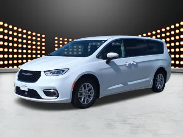 Thumbnail: 2023 Chrysler Pacifica - 4